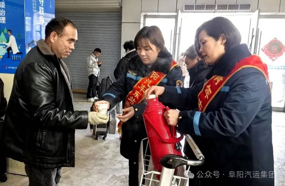 冰雪阻途 阜汽人溫情守護(hù)旅客